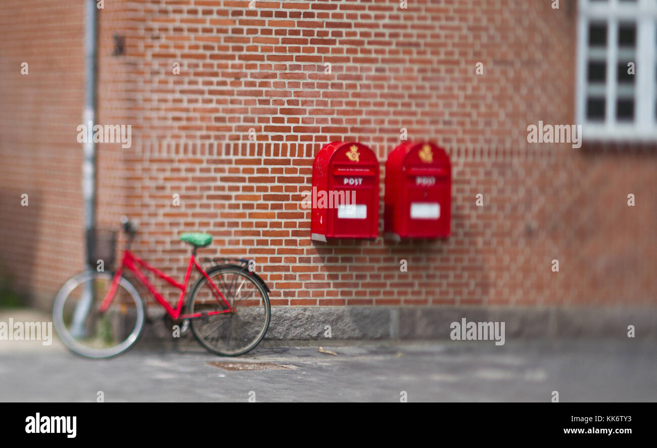 Postboxes in Danimarca (holte) (shot con inclinazione e spostamento) Foto Stock