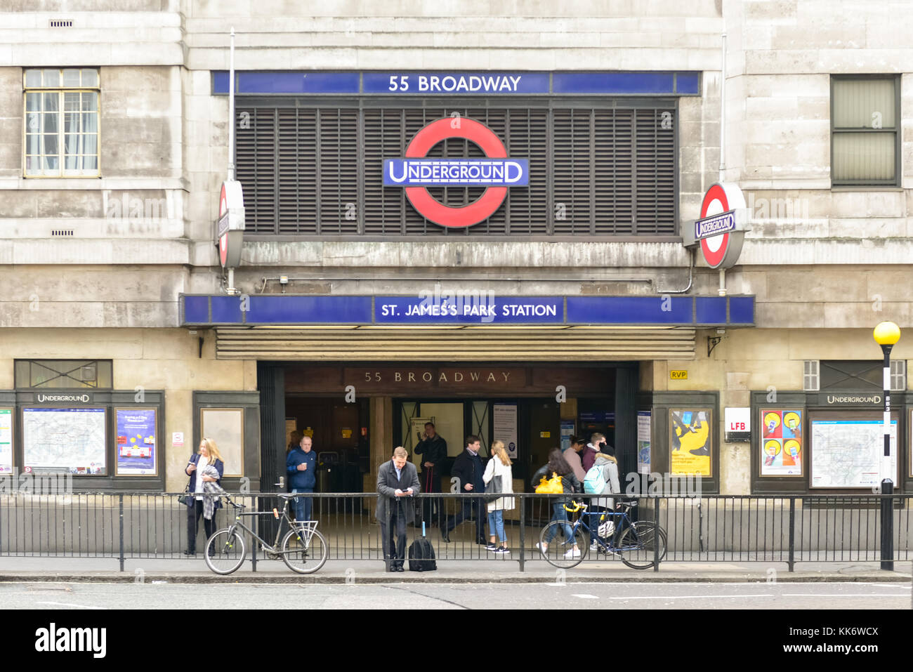 London, Regno Unito - 24 novembre 2016: st. james Park stazione della metropolitana di Londra vicino a st. James park della città di Westminster, Londra centrale. Foto Stock