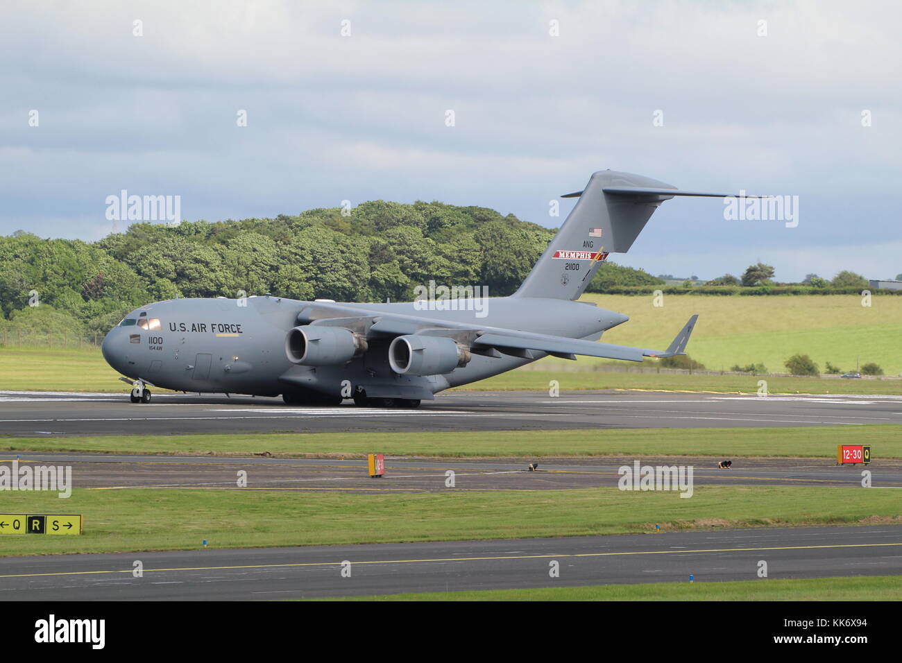 02-1100, un Boeing C-17A Globemaster III gestito da United States Air Force 164Airlift Wing, presso l'Aeroporto di Prestwick in Ayrshire. Foto Stock