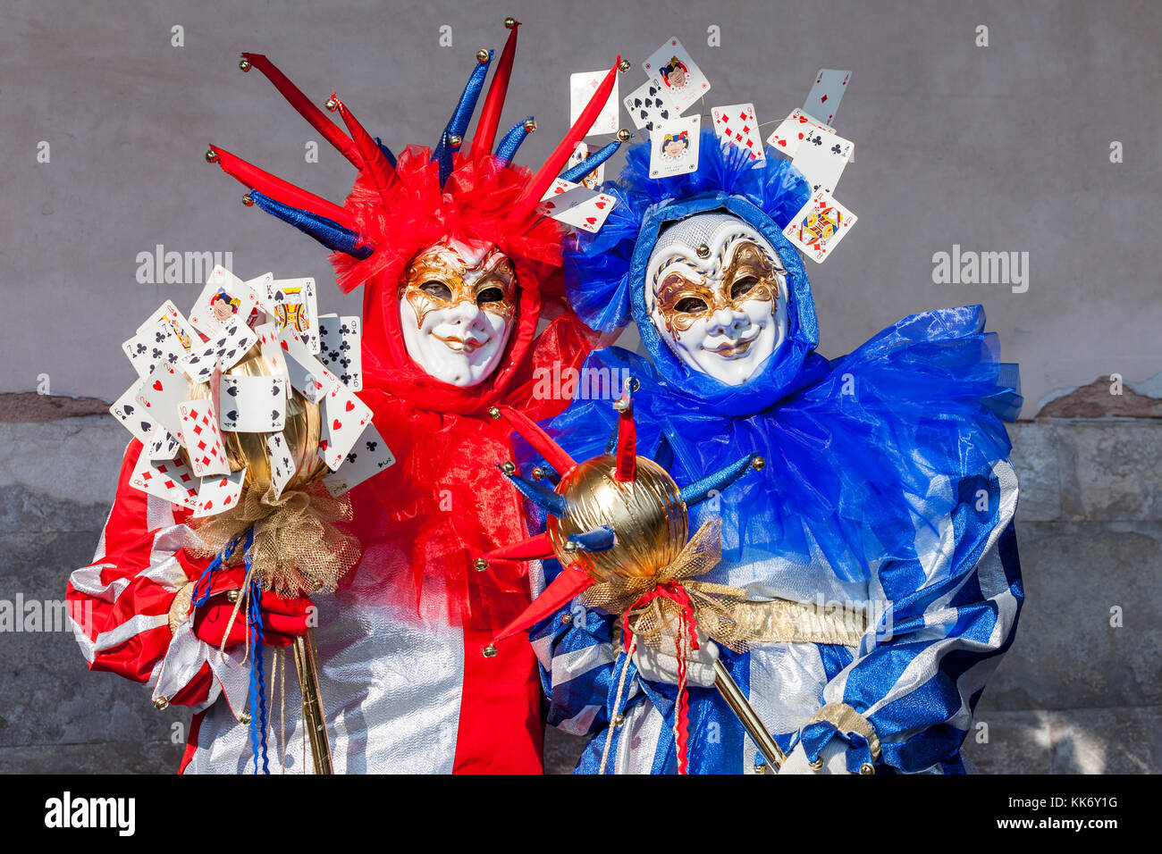 Un giovane vestito con carte da gioco al Carnevale di Venezia, Italia Foto  stock - Alamy