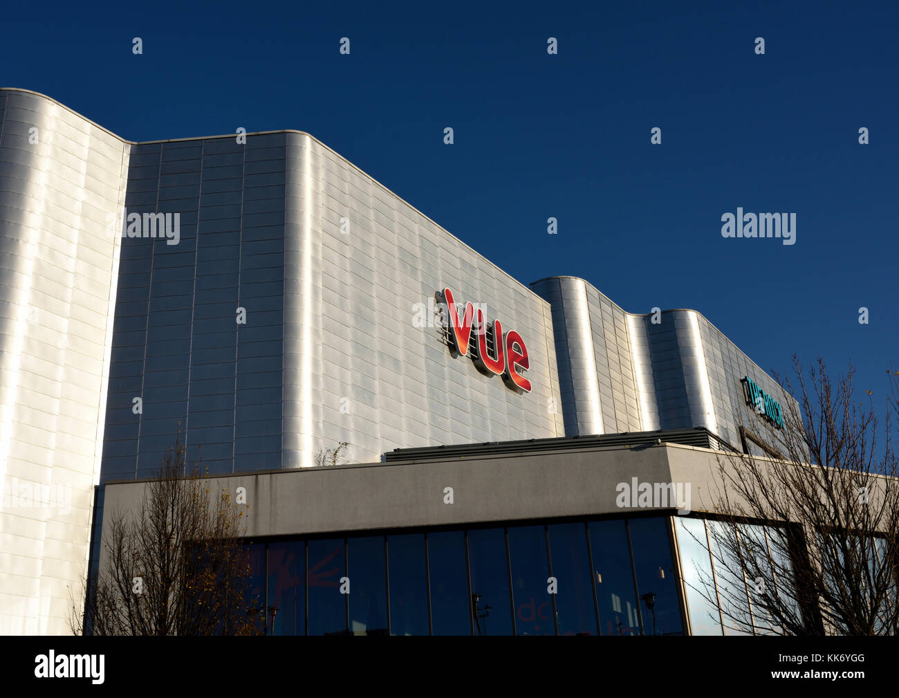 Rivestimento in alluminio sull'esterno dell'edificio moderno vue cinema al triangolo roccioso misto di negozi, attività ricreative e di sviluppo residenziale a Bury lancashire u Foto Stock