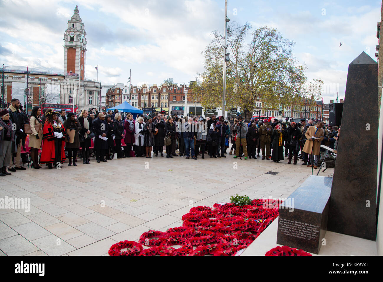 Londra REGNO UNITO 12 novembre 2017 persone stare davanti al monumento ai caduti in guerra in Africa e Caraibi soldati e le donne che hanno servito in entrambe le guerre mondiali. Foto Stock