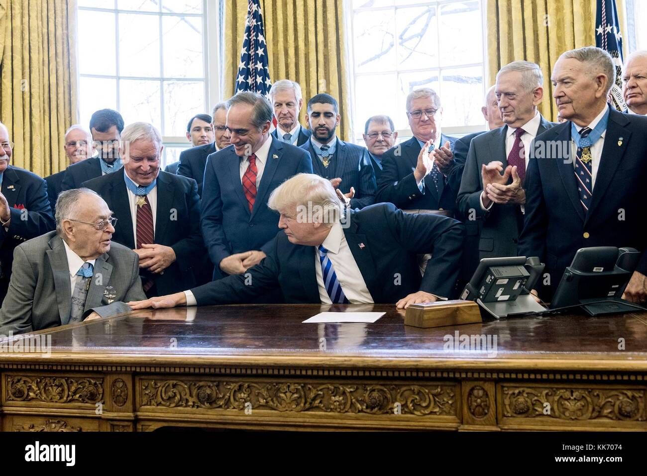 Il presidente degli Stati Uniti Donald Trump incontra i destinatari della Medal of Honor presso l'Ufficio ovale alla Casa Bianca il 24 marzo 2017 a Washington, DC. Foto Stock
