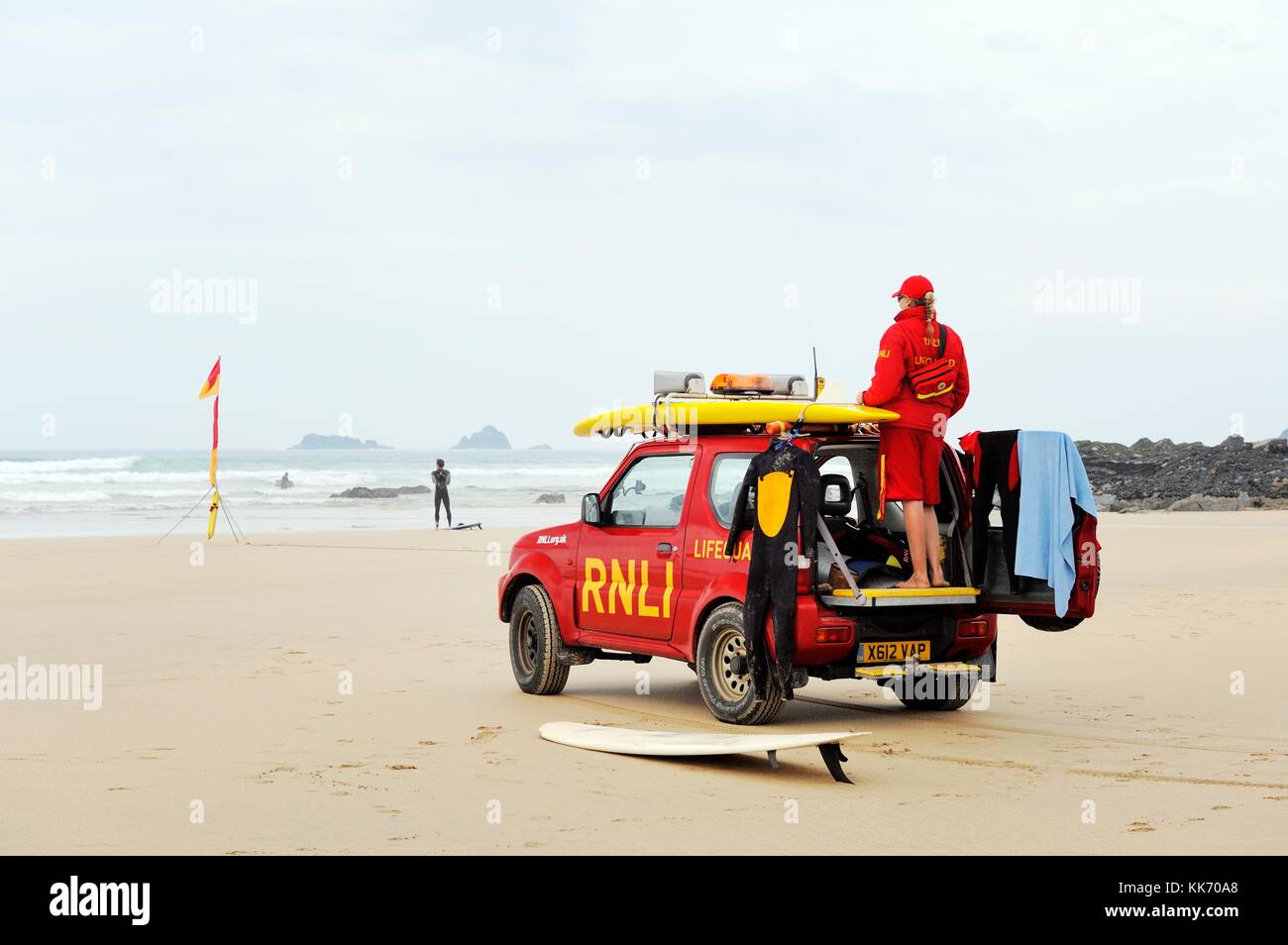 Guardia costiera RNLI lifeguard post sulla stazione sulla spiaggia di surf di Constantine Bay tra Newquay e Padstow, Cornwall, Inghilterra Foto Stock