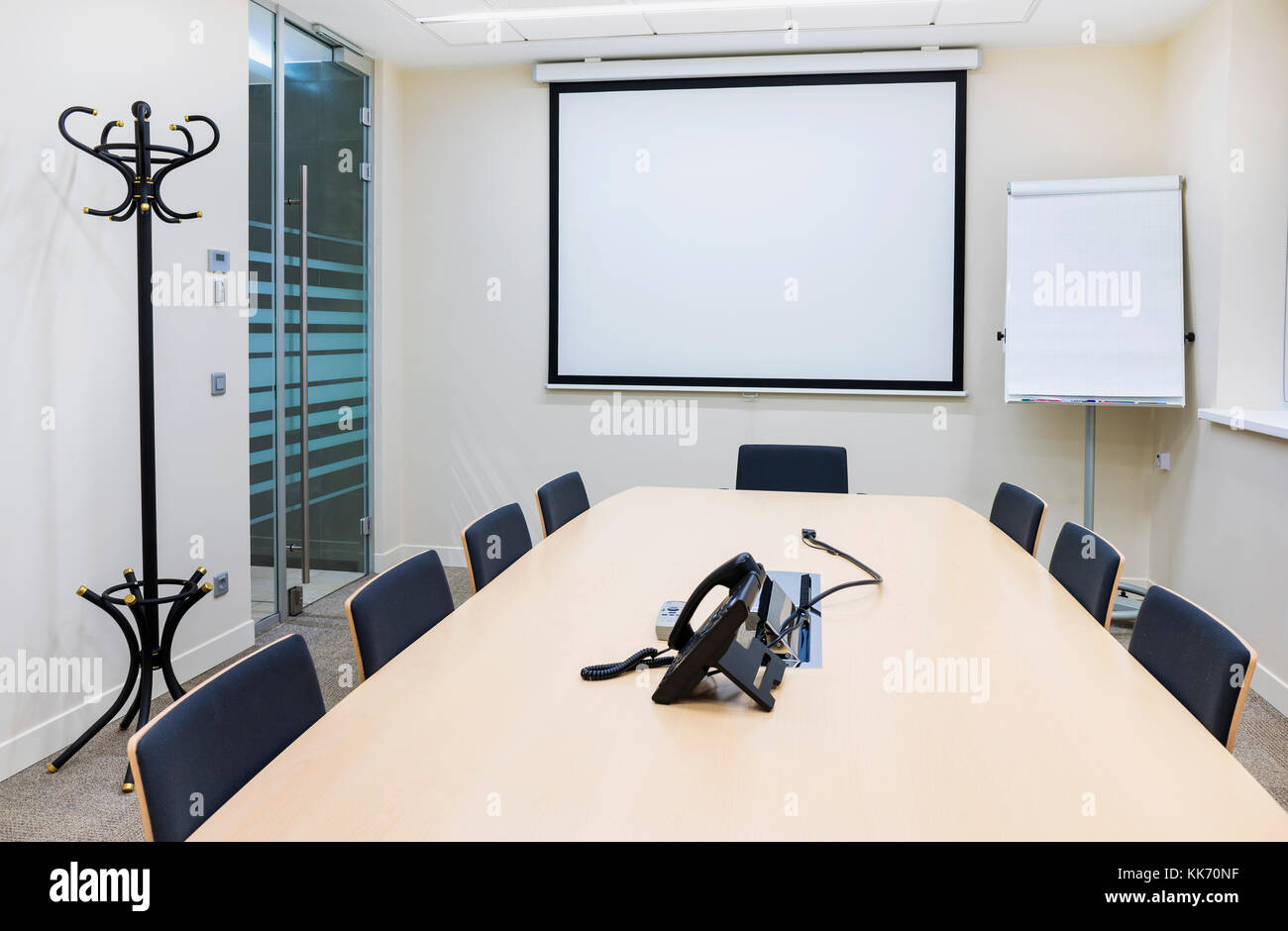 Svuotare la piccola sala riunioni con proiettore TV. Arredamento moderno  Foto stock - Alamy