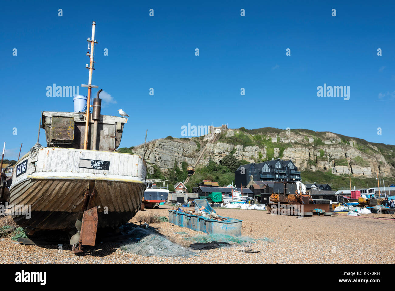 La spiaggia di ciottoli Slade a Hastings Old Town, East Sussex, Gran Bretagna. La Slade ospita la più grande flotta di spiagge d’Europa, imbarcazioni da pesca lanciate. Foto Stock