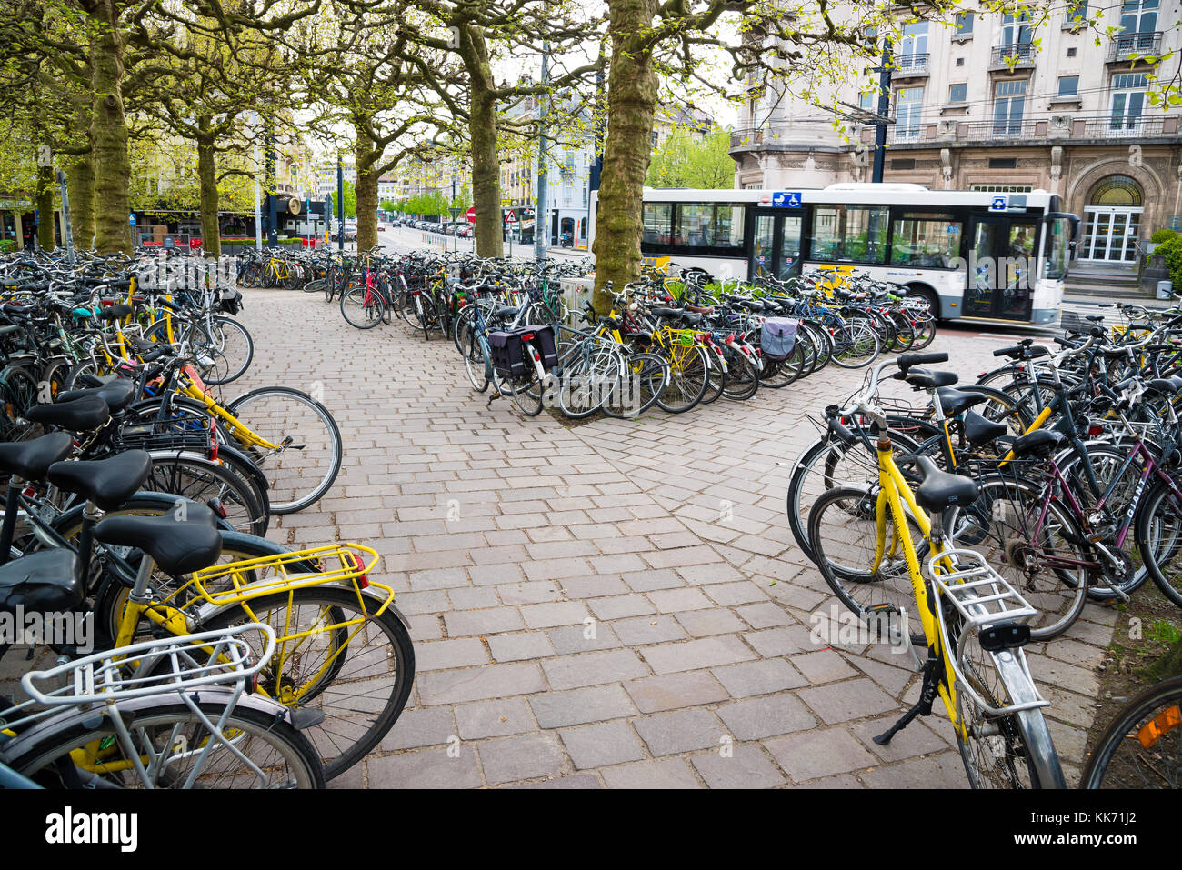 Ghent, Belgio - 16 Aprile 2017: Biciclette nel parcheggio a Gand, Belgio Foto Stock