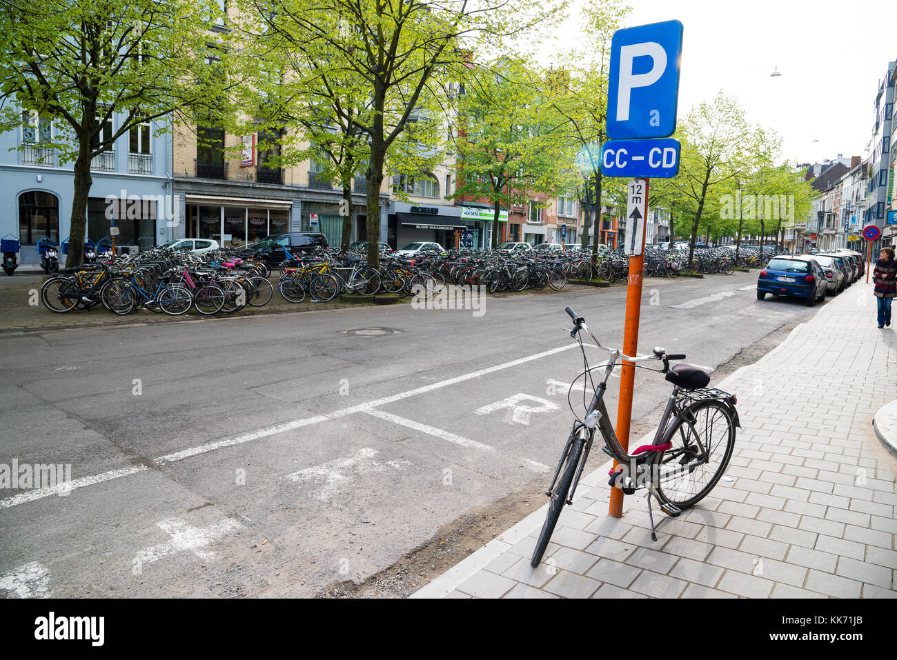 Ghent, Belgio - 16 Aprile 2017: Biciclette nel parcheggio a Gand, Belgio Foto Stock