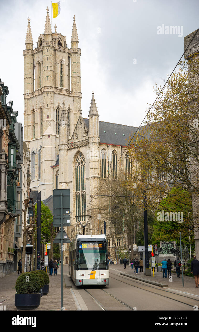 Ghent, Belgio - 16 Aprile 2017: Tram nelle strade di Gand, Belgio Foto Stock