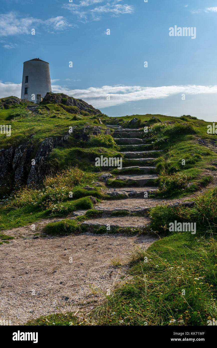 Faro di Tŵr Mawr, su Ynys Llanddwyn, ad Anglesey, Galles Foto Stock