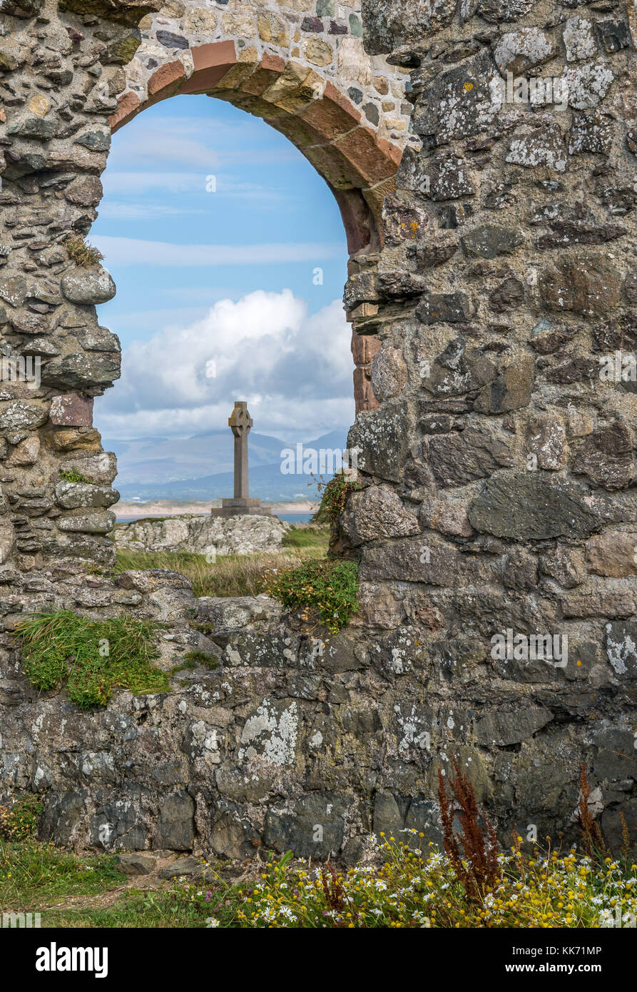 Croce di pietra celtica di St Dwynwen e Chiesa su Ynys Llanddwyn su Anglesey, Galles UK Foto Stock