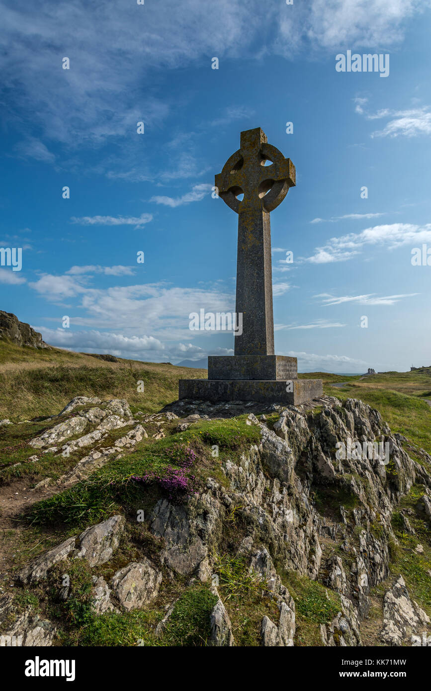 St Dwynwen's celtic croce di pietra sul Ynys Llanddwyn su Anglesey, Galles REGNO UNITO Foto Stock
