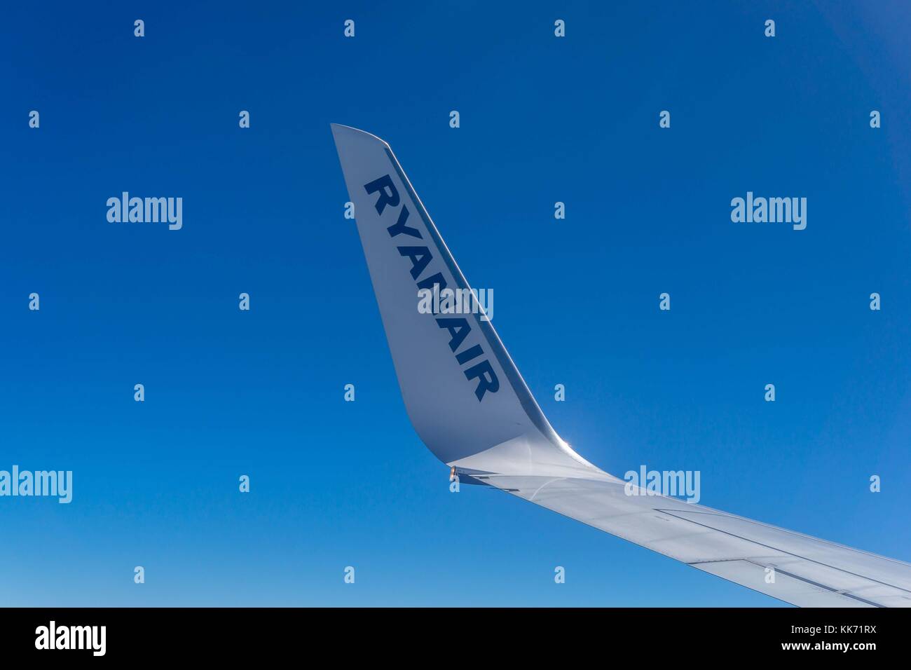 Ryanair ala punta dell'aereo in volo. Foto Stock