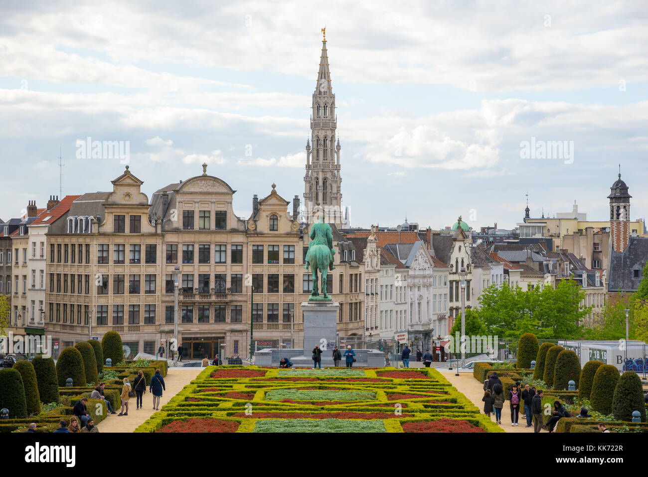 Bruxelles, Belgio - 22 aprile 2017: turisti in scena della città di Bruxelles da kunstberg o mont des arts - monte delle arti con il municipio e equestri Foto Stock