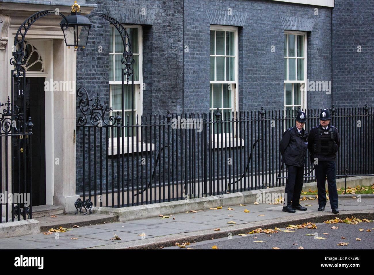 Londra, Regno Unito. 22 novembre, 2017. due funzionari di polizia stare accanto alla entrata al numero 10 di Downing street la mattina del cancelliere di exchequ Foto Stock