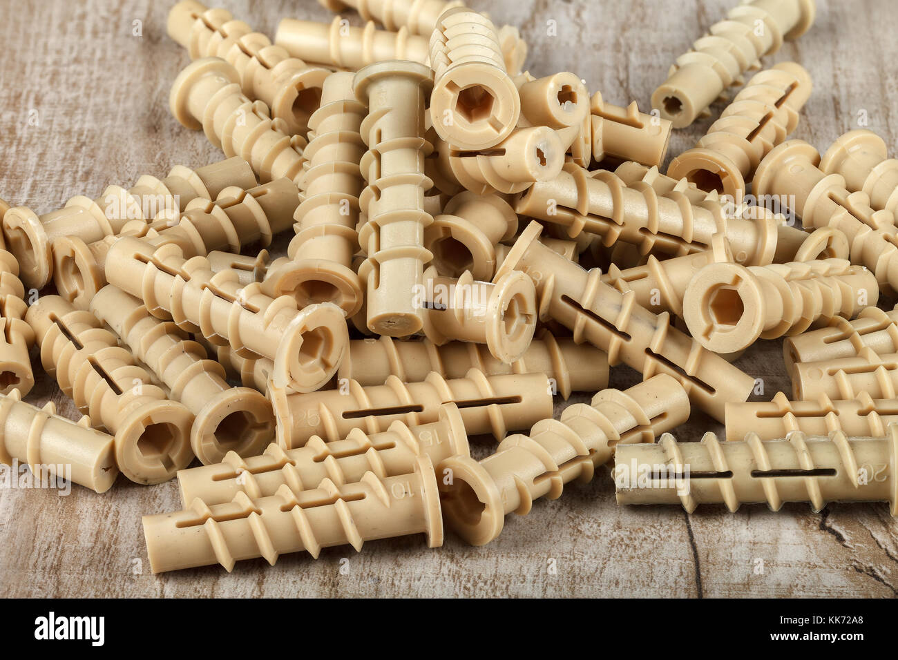 Spina in plastica per il montaggio su un tavolo di legno. close-up. studio di illuminazione. Foto Stock