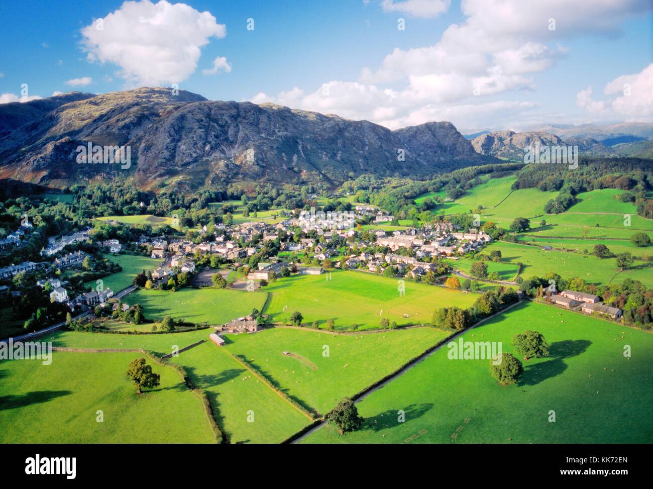 Coniston village per Yewdale e Wetherlam nel bel mezzo del Parco nazionale del Lake District, Cumbria, Inghilterra. Guardando a Nord Foto Stock