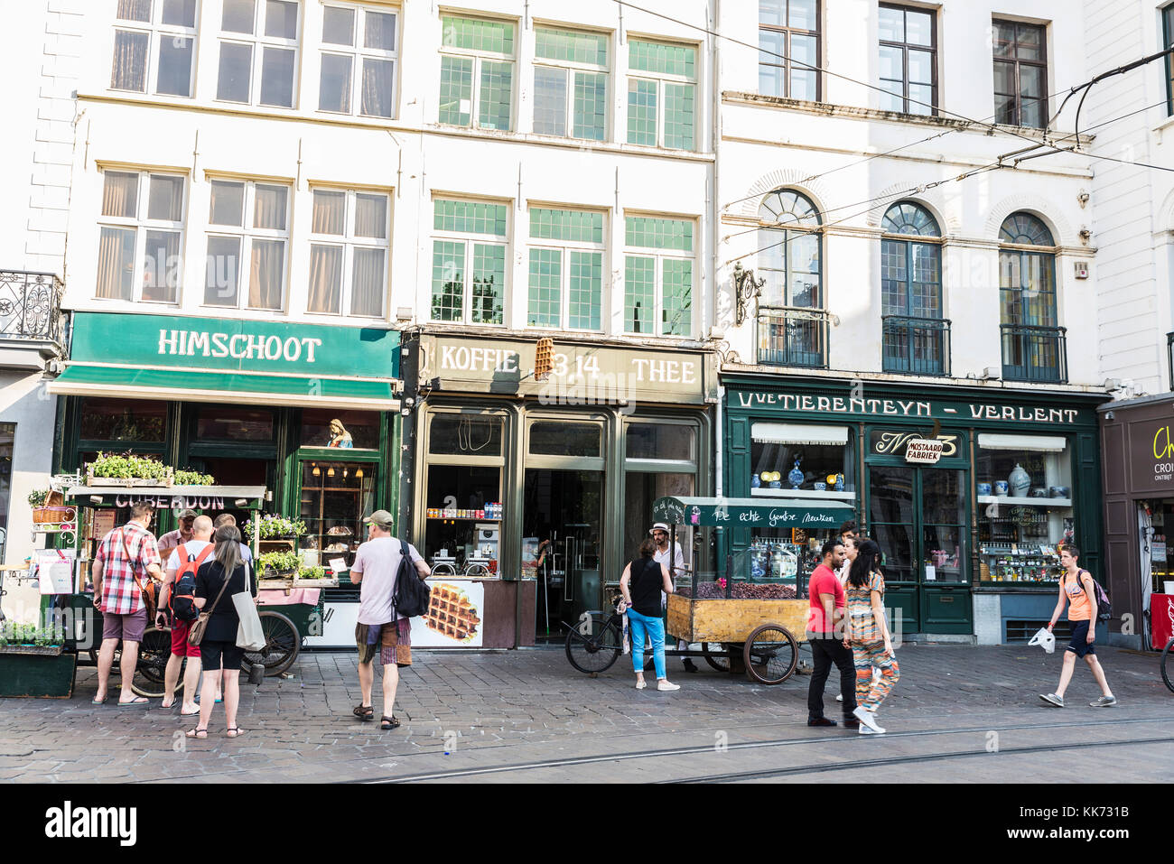 Ghent, Belgio - 28 agosto 2017: candy stand per la strada con la gente in giro per la città vecchia medievale della città di Gand, Belgio Foto Stock