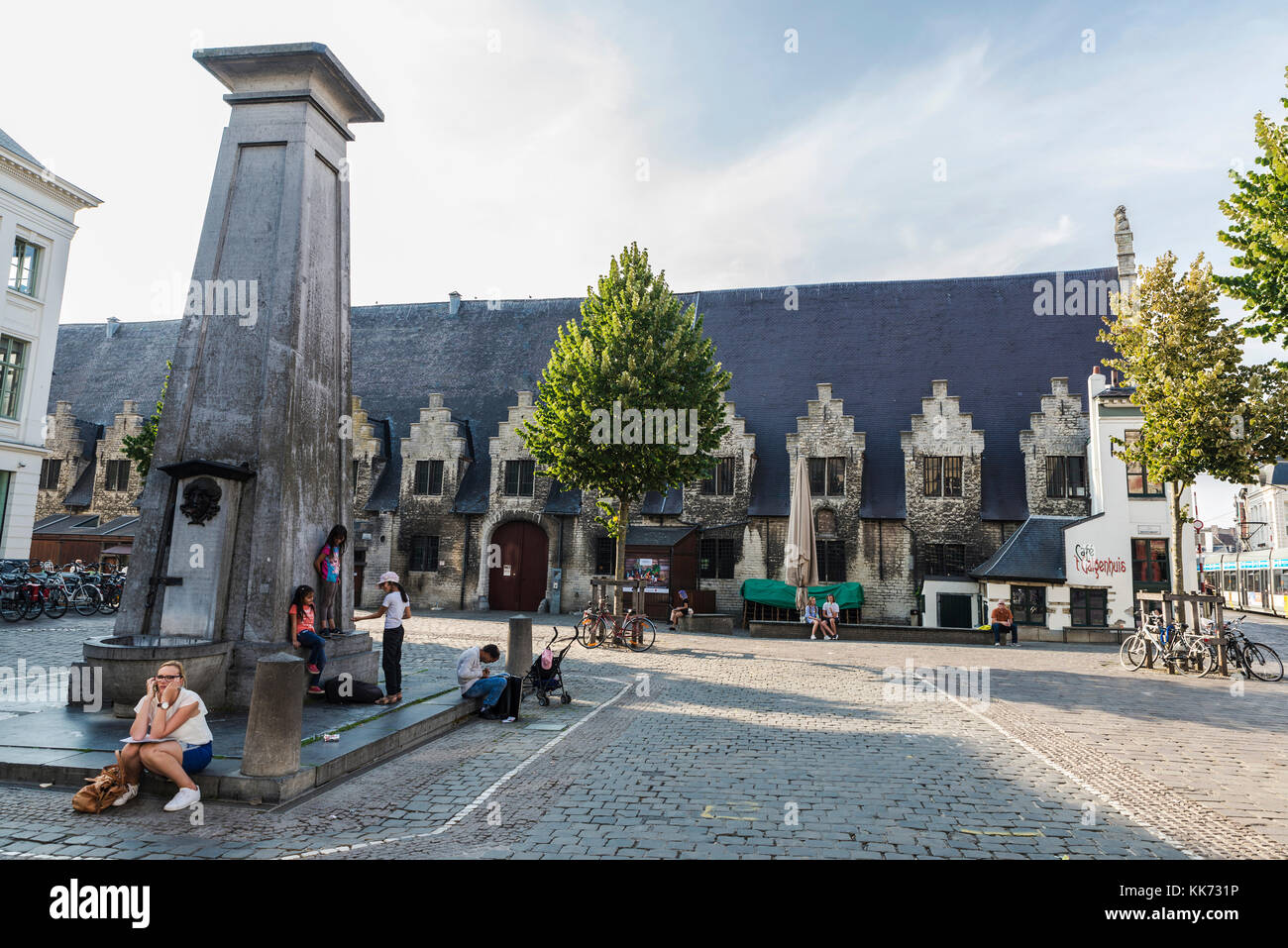 Ghent, Belgio - 28 agosto 2017: piazza del mercato di carne con una fontana e la gente in giro per la città vecchia del villaggio medievale di Gand, belgiu Foto Stock