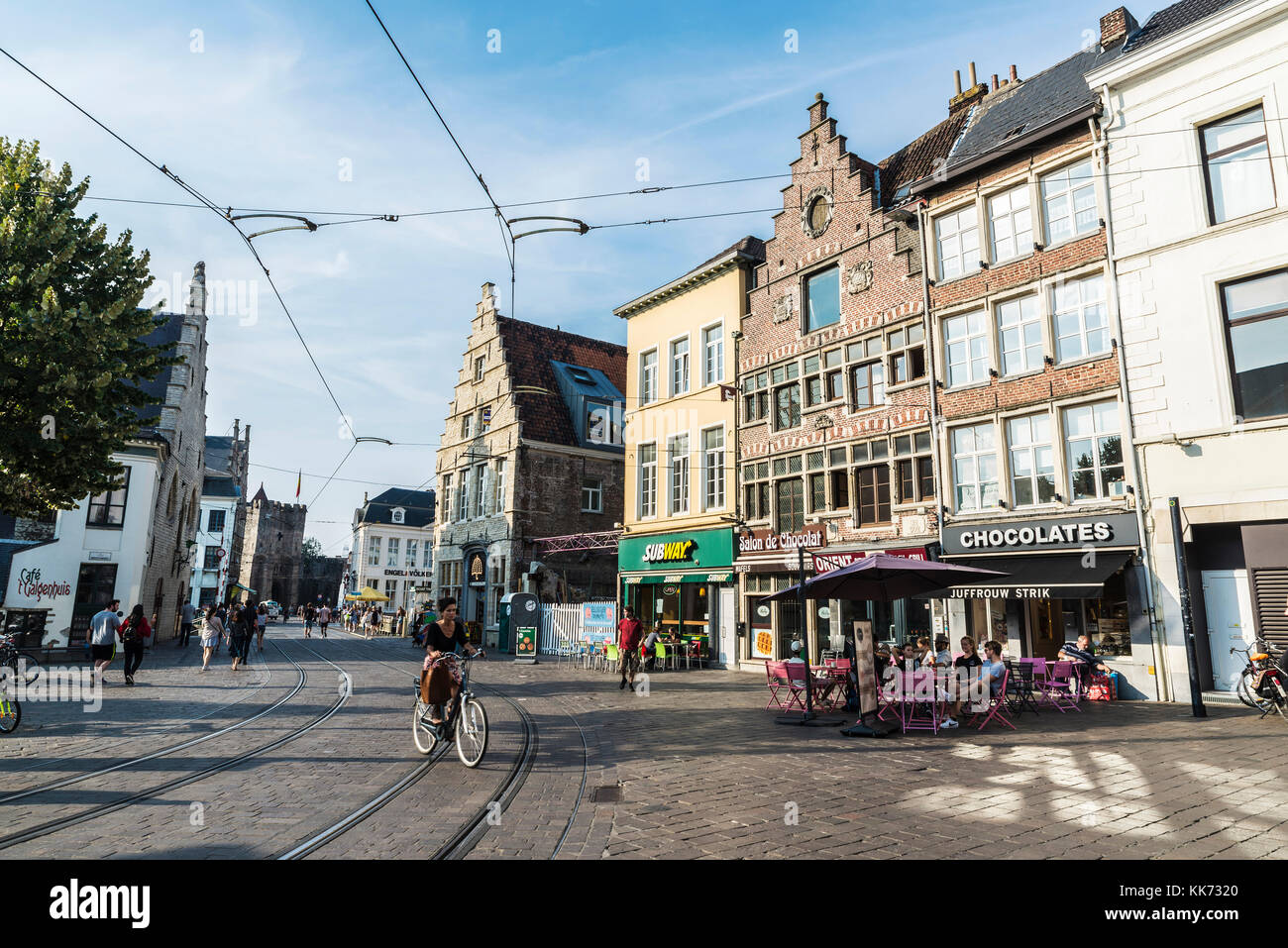 Ghent, Belgio - 28 agosto 2017: la gente in un bar con un drink e a camminare su una strada nel centro storico del borgo medievale di Gent, Belgio Foto Stock