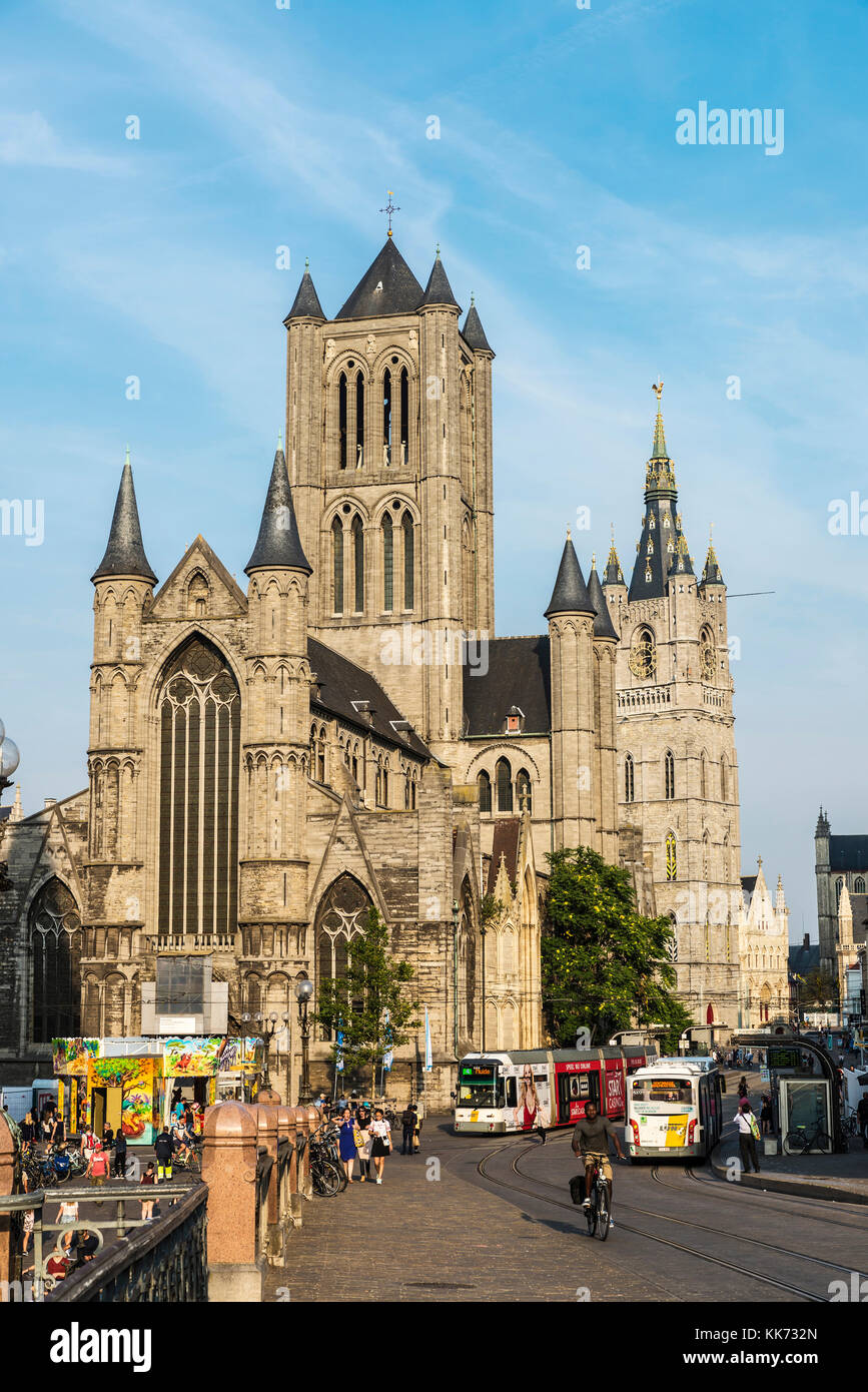 Ghent, Belgio - 28 agosto 2017: facciata del la chiesa di San Nicola e la torre campanaria con il traffico e la gente a piedi nel centro storico della città medievale Foto Stock