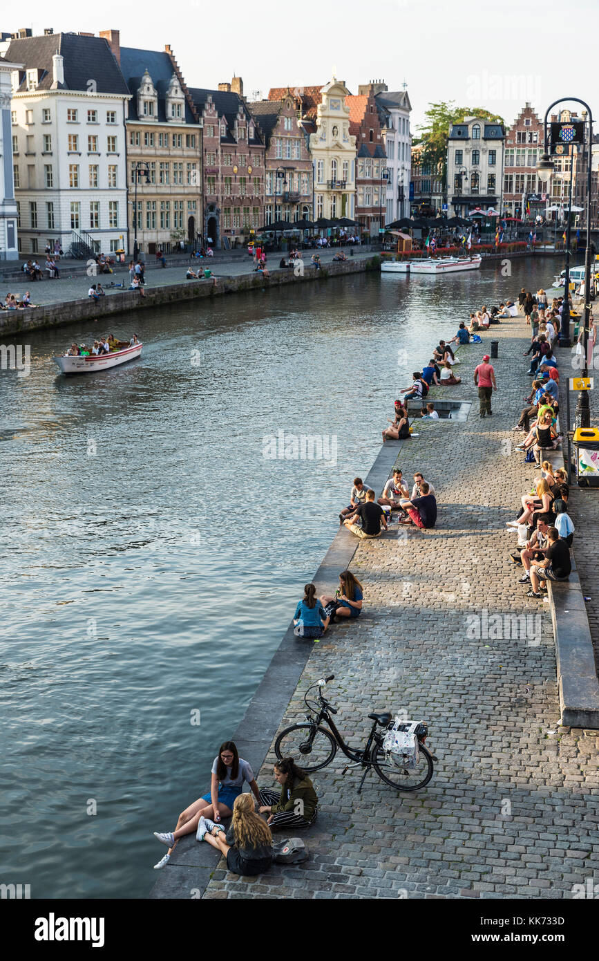 Ghent, Belgio - 28 agosto 2017: persone divertirsi accanto al fiume nella città medievale di Gent, Belgio Foto Stock