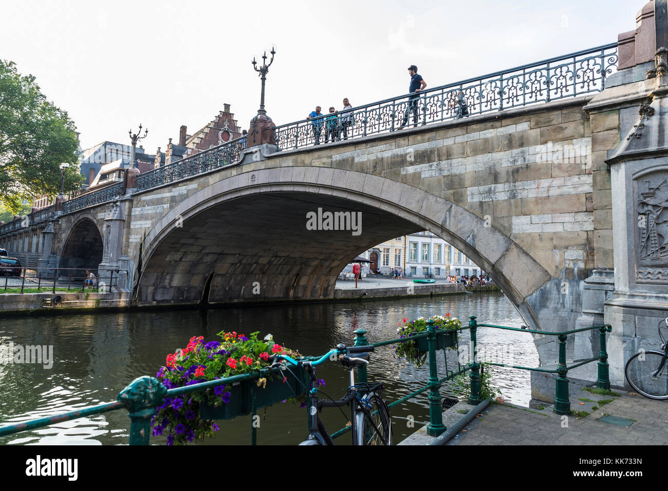 Ghent, Belgio - 28 agosto 2017: ponte di San Michele con la gente in giro per la città medievale di Gent, Belgio Foto Stock