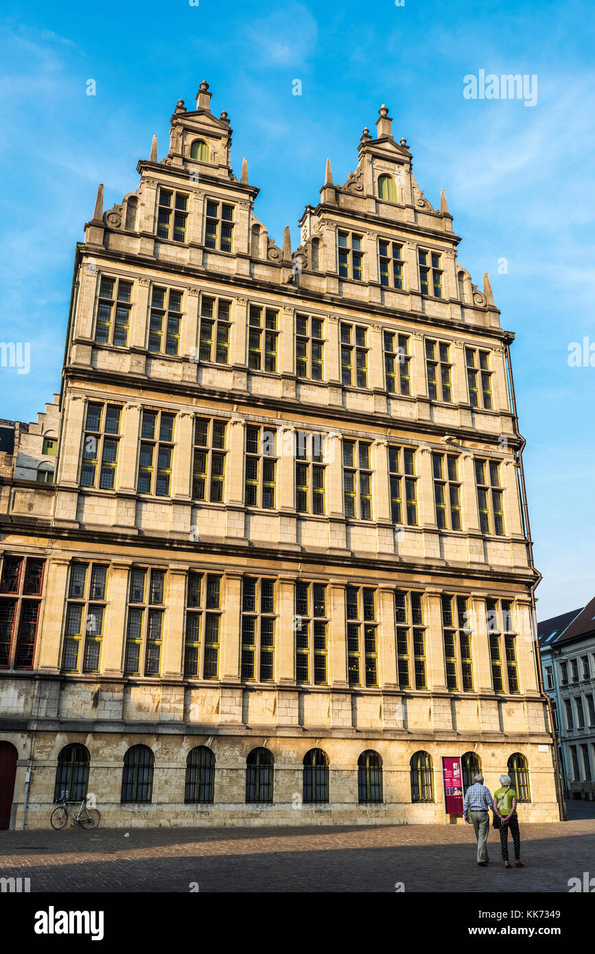 Ghent, Belgio - 28 agosto 2017: facciata di un vecchio edificio storico con una coppia in pensione a piedi nella città medievale di Gent, Belgio Foto Stock