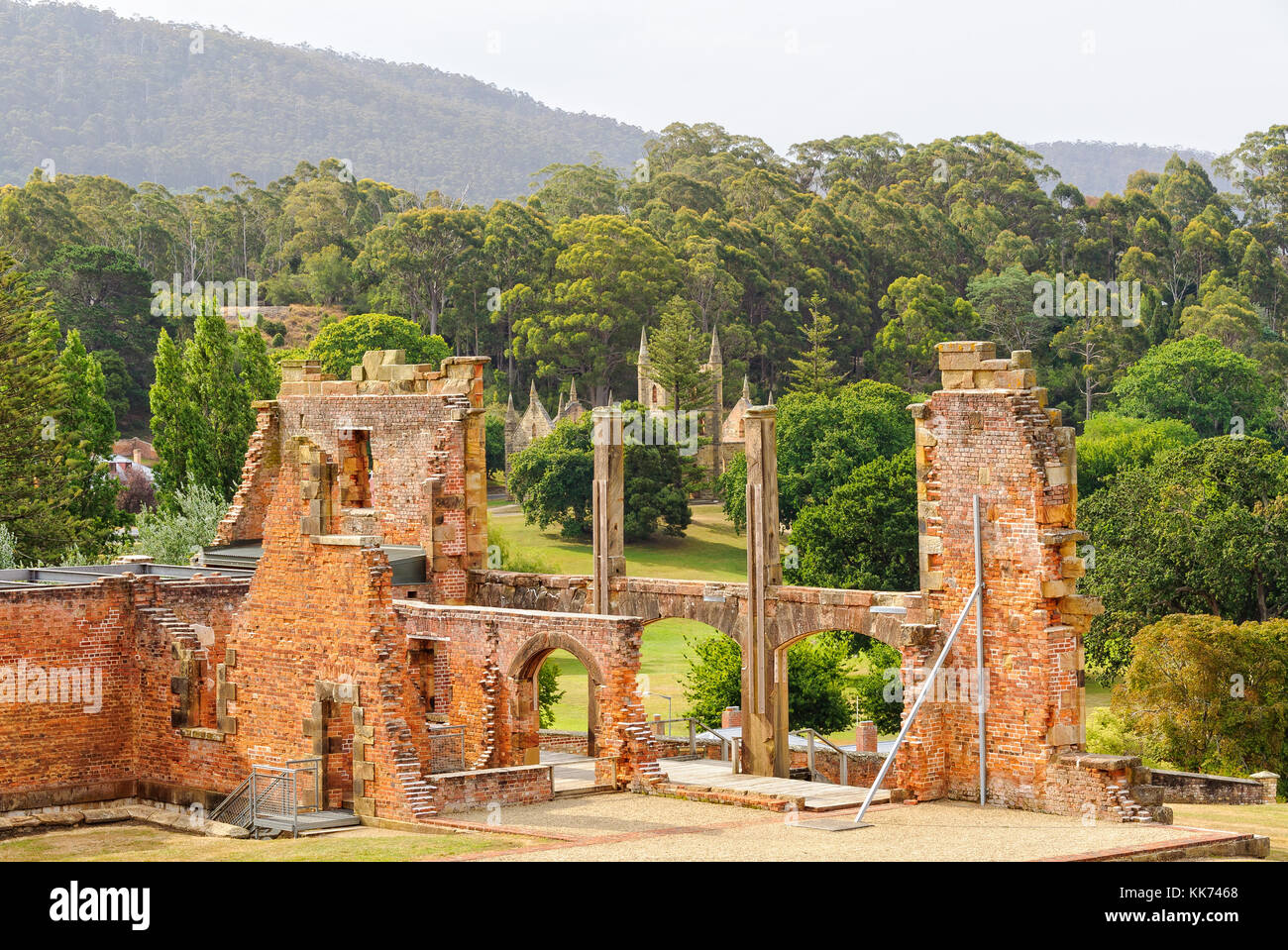Rovine di ospedale trusty sulla sommità della collina di insediamento presso il sito storico di Port Arthur - Tasmania, Australia Foto Stock