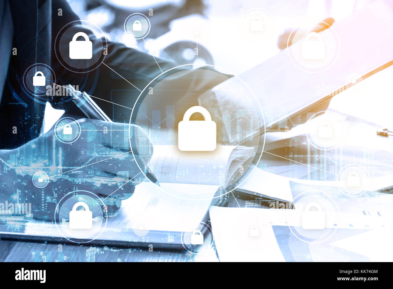 La doppia esposizione imprenditore scrive piano di business e di sicurezza globale del concetto di rete Foto Stock