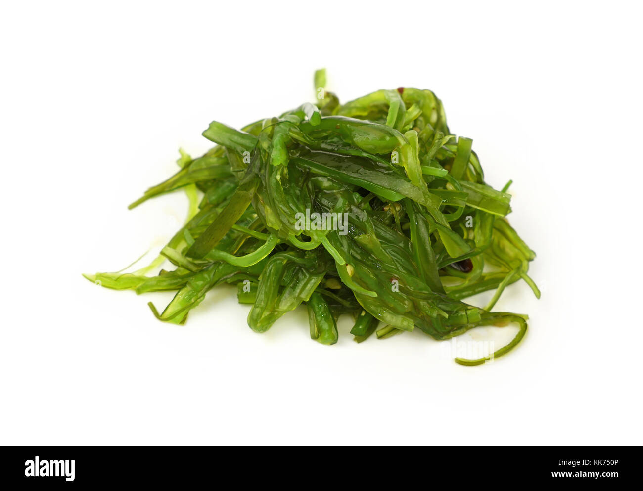 Vicino la porzione di verde alghe wakame salad isolati su sfondo bianco, ad alto angolo di visione Foto Stock