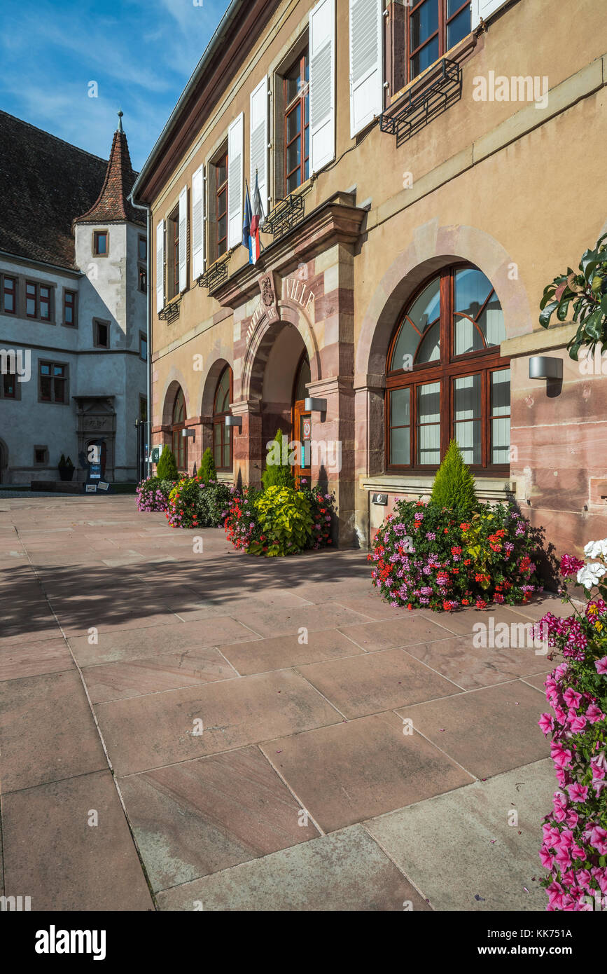 Guildhall e Les Ateliers de la seigneurie, villaggio andlau, villaggi fleuris, colline ai piedi delle montagne Vosges, sulla strada del vino dell'Alsazia, Francia Foto Stock