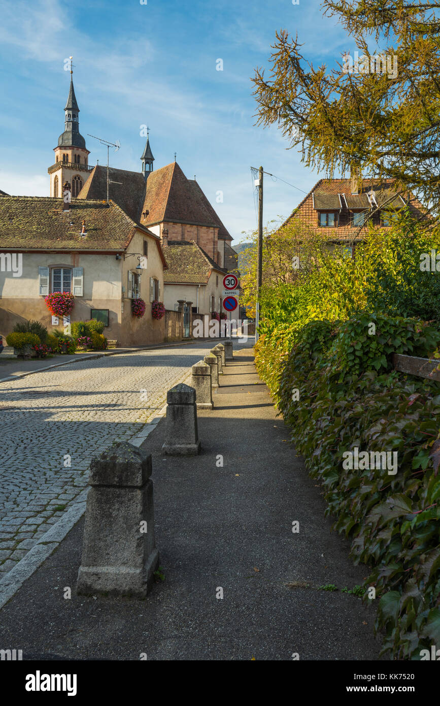 Chiesa di abbazia st.pierre, villaggio andlau, colline ai piedi delle montagne Vosges, sulla strada del vino dell'Alsazia, Francia Foto Stock