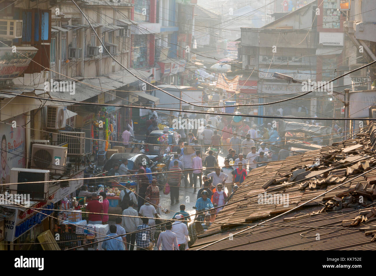 Mercato occupato scena di strada nel centro di Mumbai, India Foto Stock