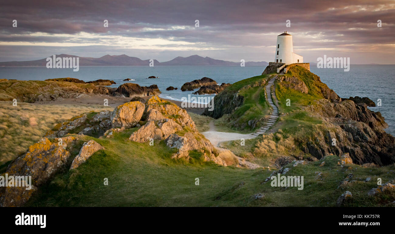 Twr mawr faro, llanddwyn island, Anglesey, Galles del Nord Regno Unito. faro storico prese al tramonto sotto un cielo nuvoloso Foto Stock