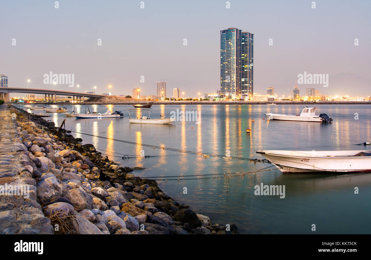 Ras al Khaimah creek con vista della città al tramonto, Emirati arabi uniti Foto Stock