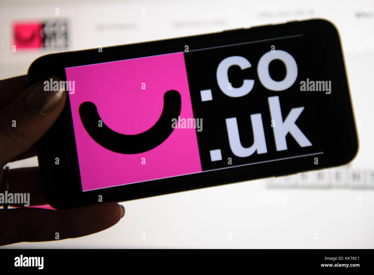 Il sorriso solo digitale logo della banca è visto su una schermata telefono Foto Stock