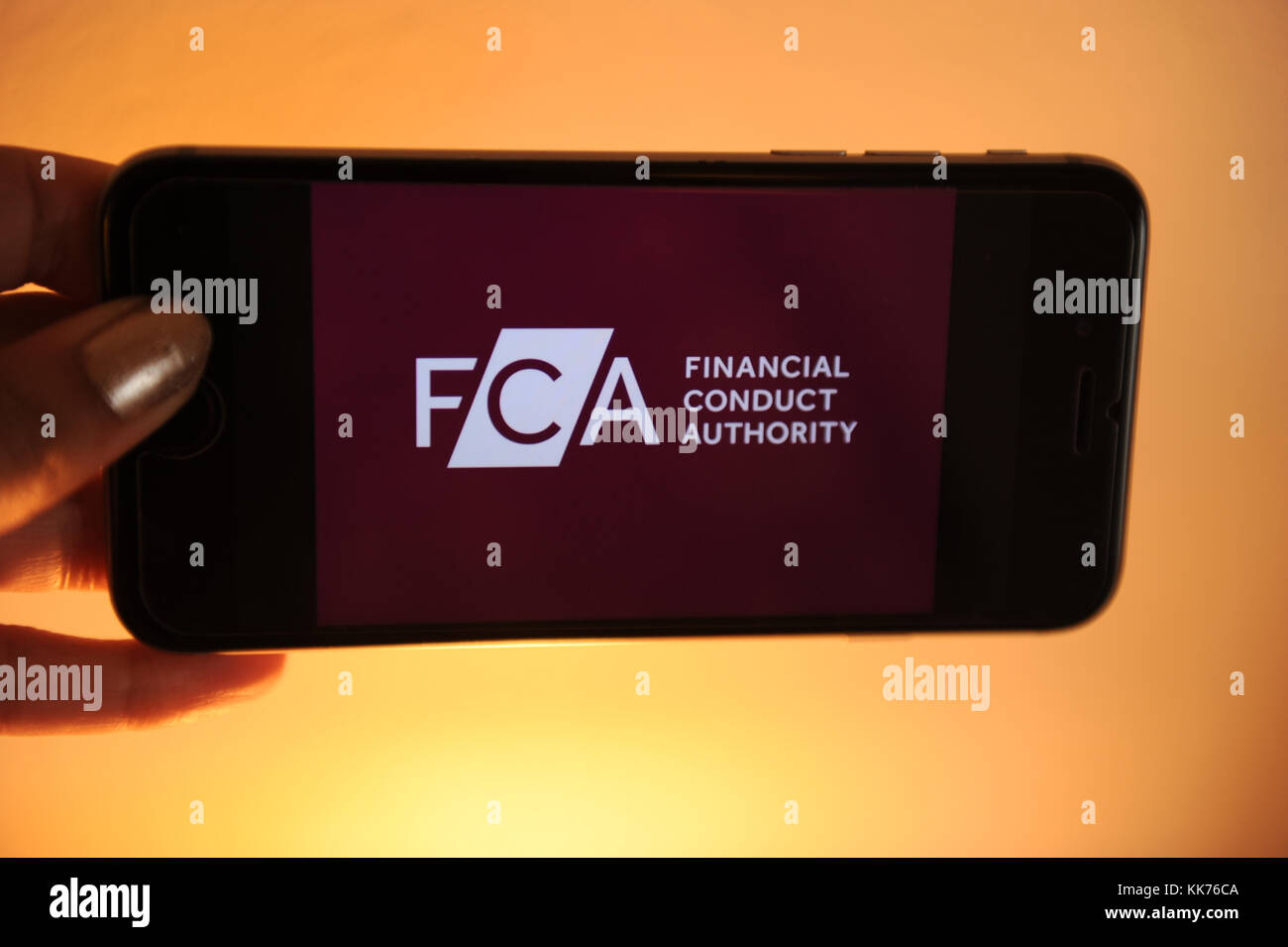 Logo dell'autorità di condotta finanziaria sullo schermo di un telefono Foto Stock