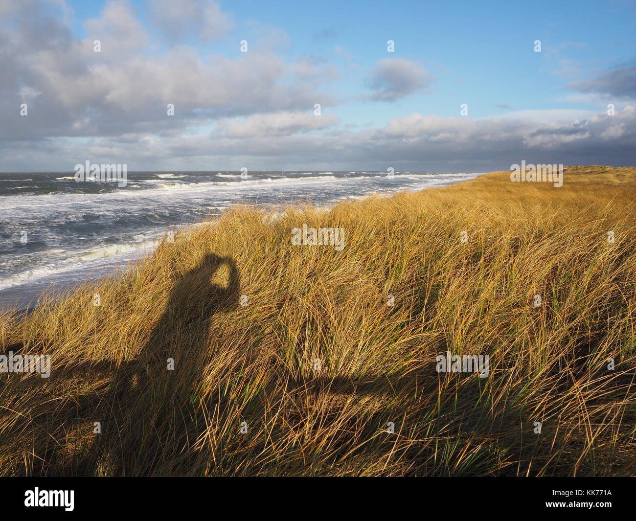 La mia ombra mentre scattavo una foto della costa di Hoernum a Sylt Foto Stock