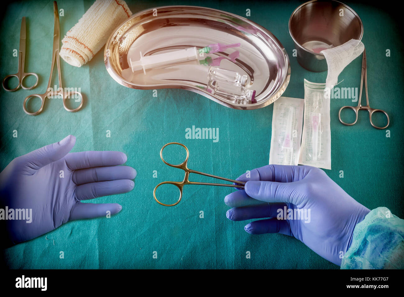 Medico e infermiere strumentista lavora in una sala operatoria con forbici  chirurgiche, immagine concettuale Foto stock - Alamy
