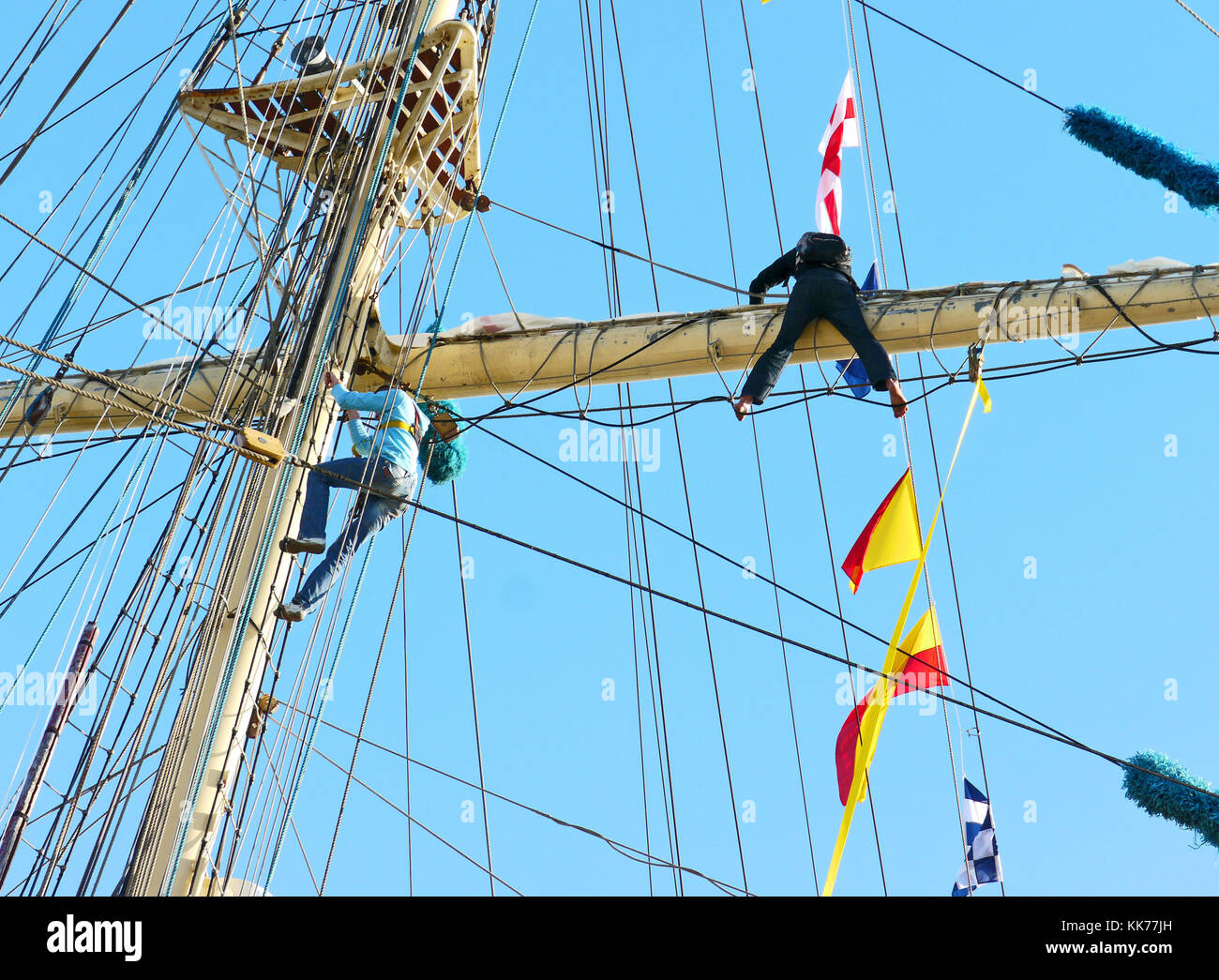 I marinai lavorano in alto su un sailship nel porto di Ystad, Svezia Foto Stock