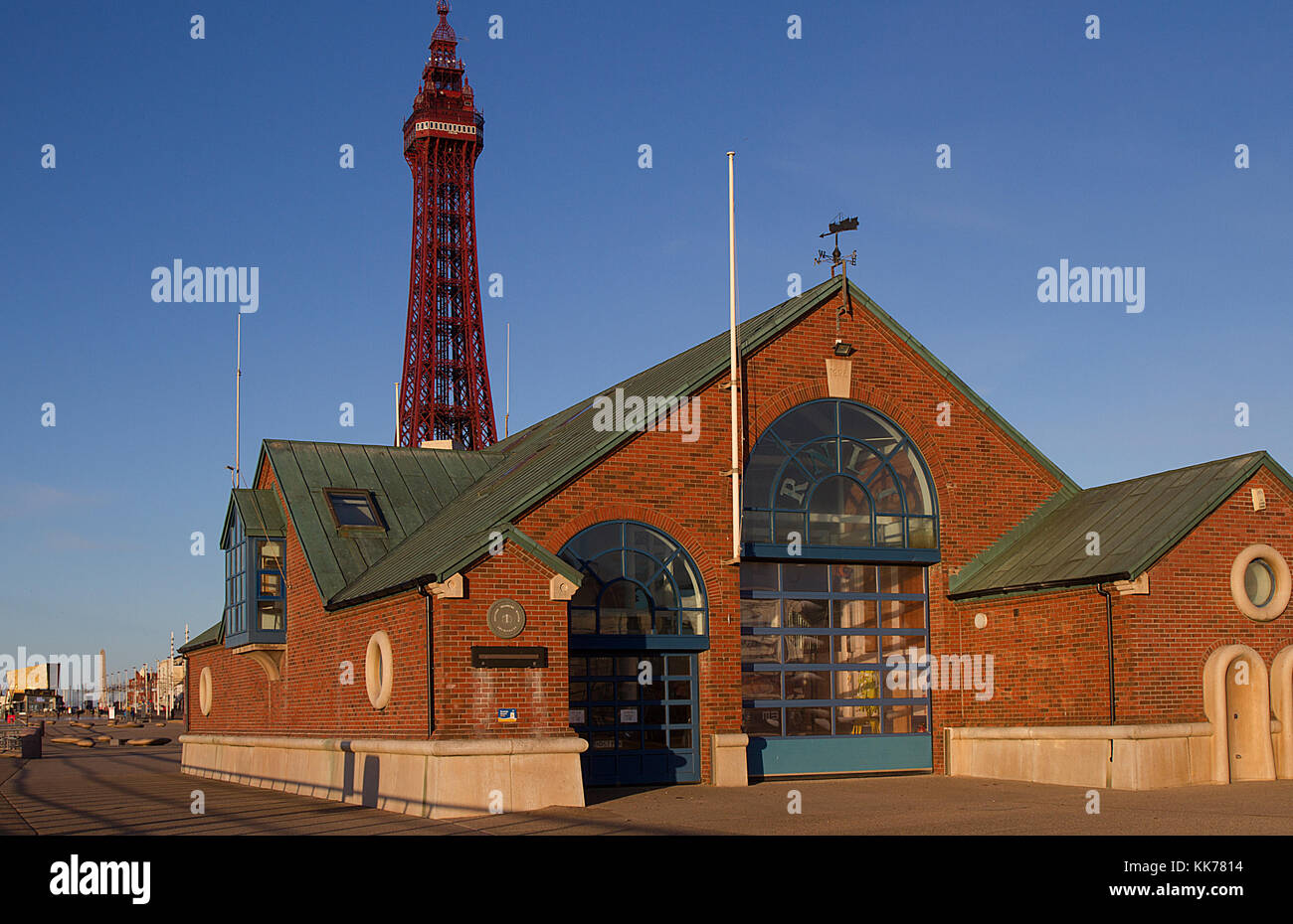 Blackpool RNLI stazione è la casa di 3 imbarcazioni di salvataggio costiera e un grande team di volontari che lavorano duramente per salvare vite umane in mare. Lancashire, Regno Unito Foto Stock