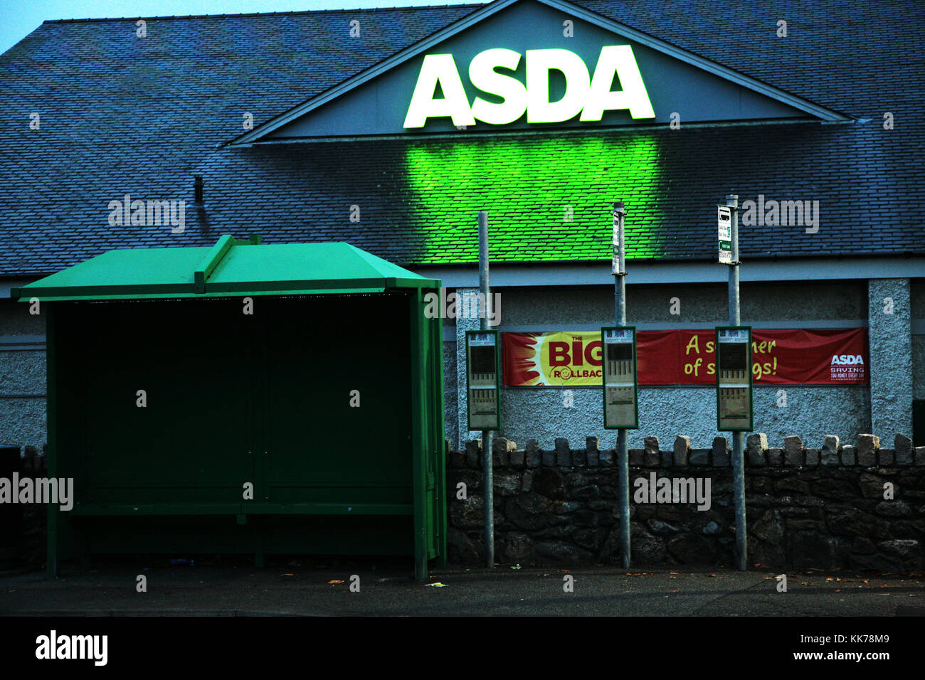 Galles, UK, Regno Unito Street e scene del villaggio con siti storici Foto Stock