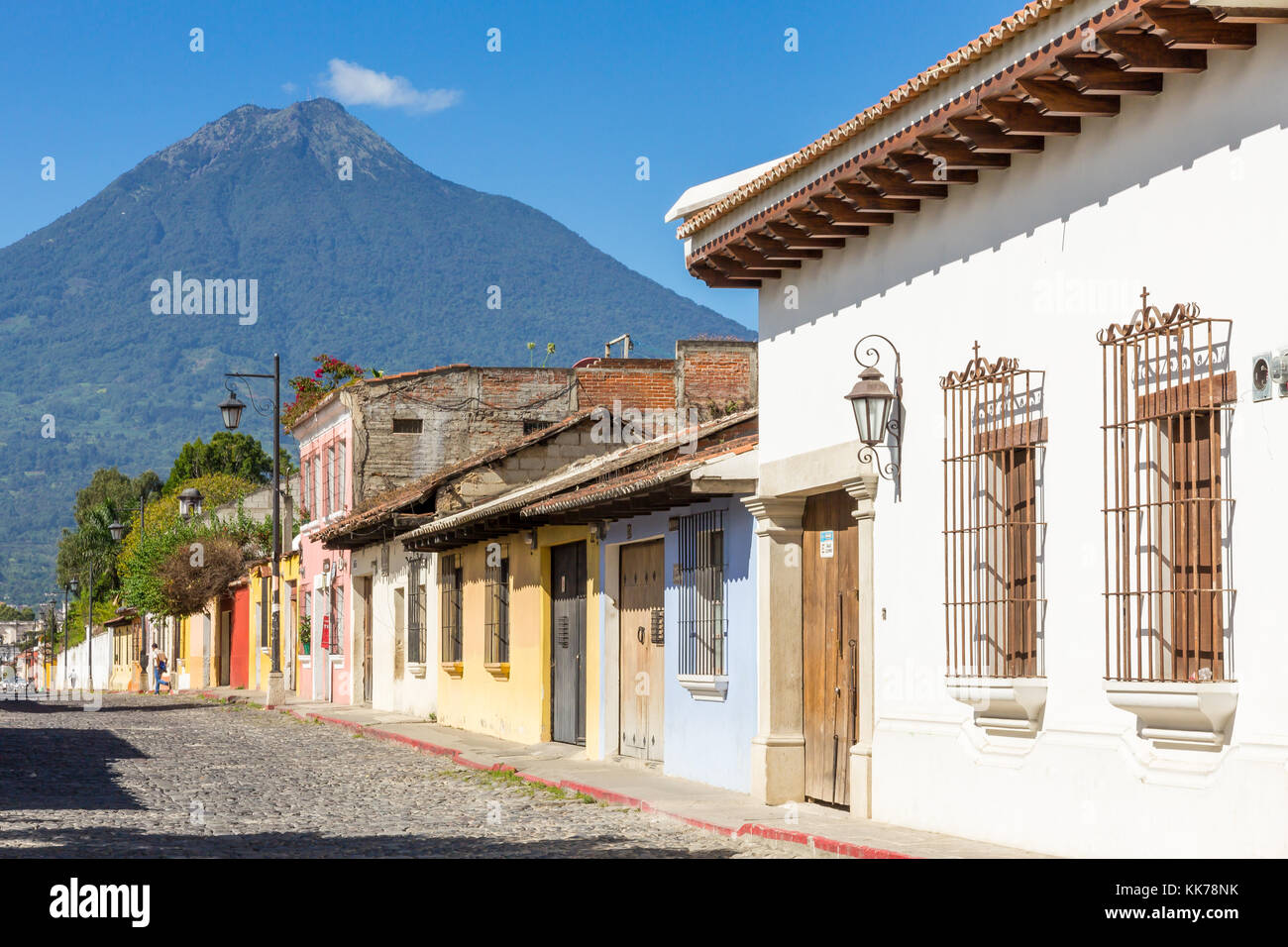 Case coloniali e Volcán de Agua | Antigua | Guatemala Foto Stock