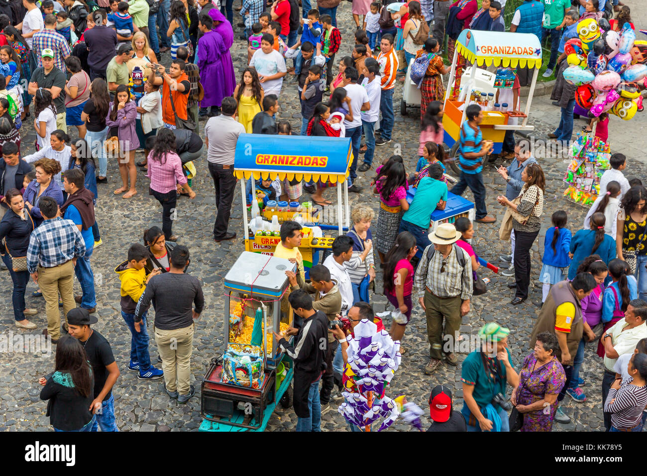 Venditori ambulanti e spettatori durante una processione alla settimana Santa | Antigua | Guatemala Foto Stock