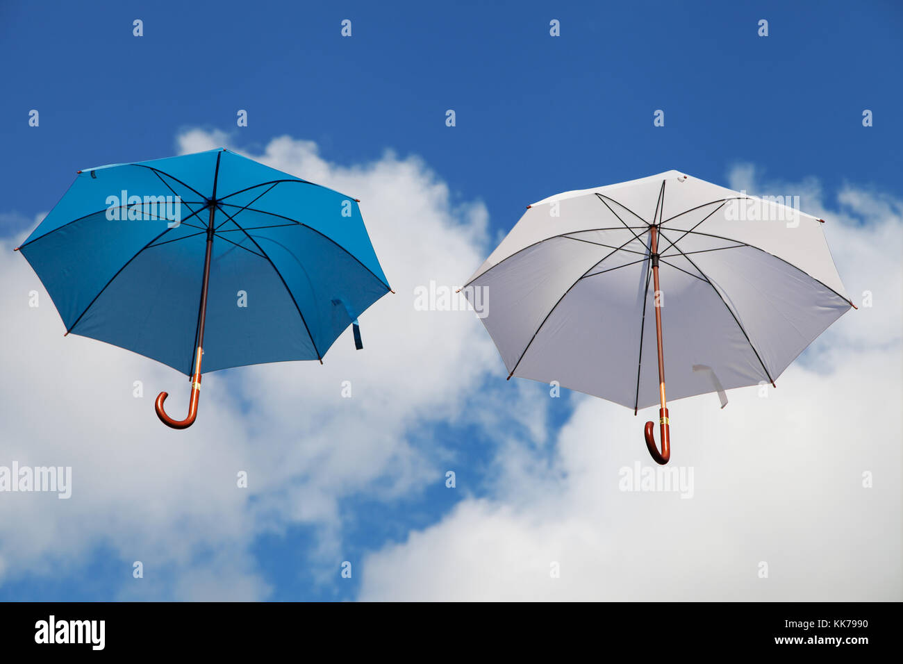 Due ombrelli flottante in blu e bianco Foto Stock
