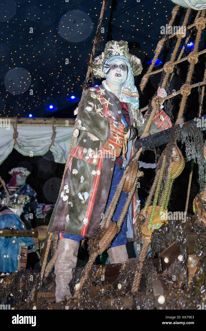 Glastonbury, Regno Unito, la sera del 18 novembre 2017, huckyduck carnevale galleggiante club "Flying Dutchman" prende parte alla glastonbu Foto Stock