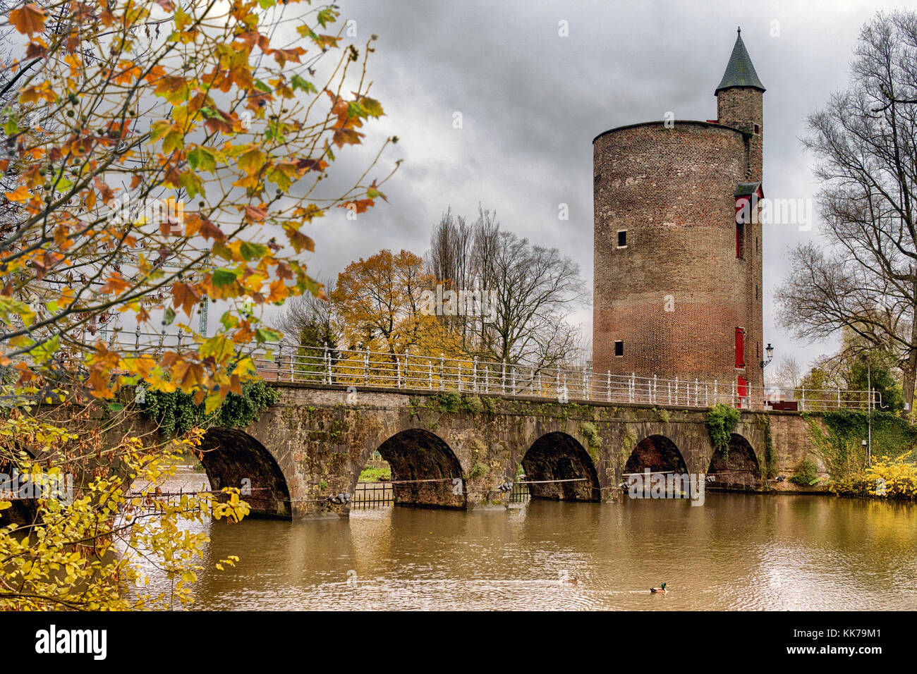 Parco minnewater bridge, bruge, Belgio, UE. noto come gli amanti bridge, minnewater lago e sul parco, una volta luogo di ormeggio per le chiatte che ha navigato tra b Foto Stock