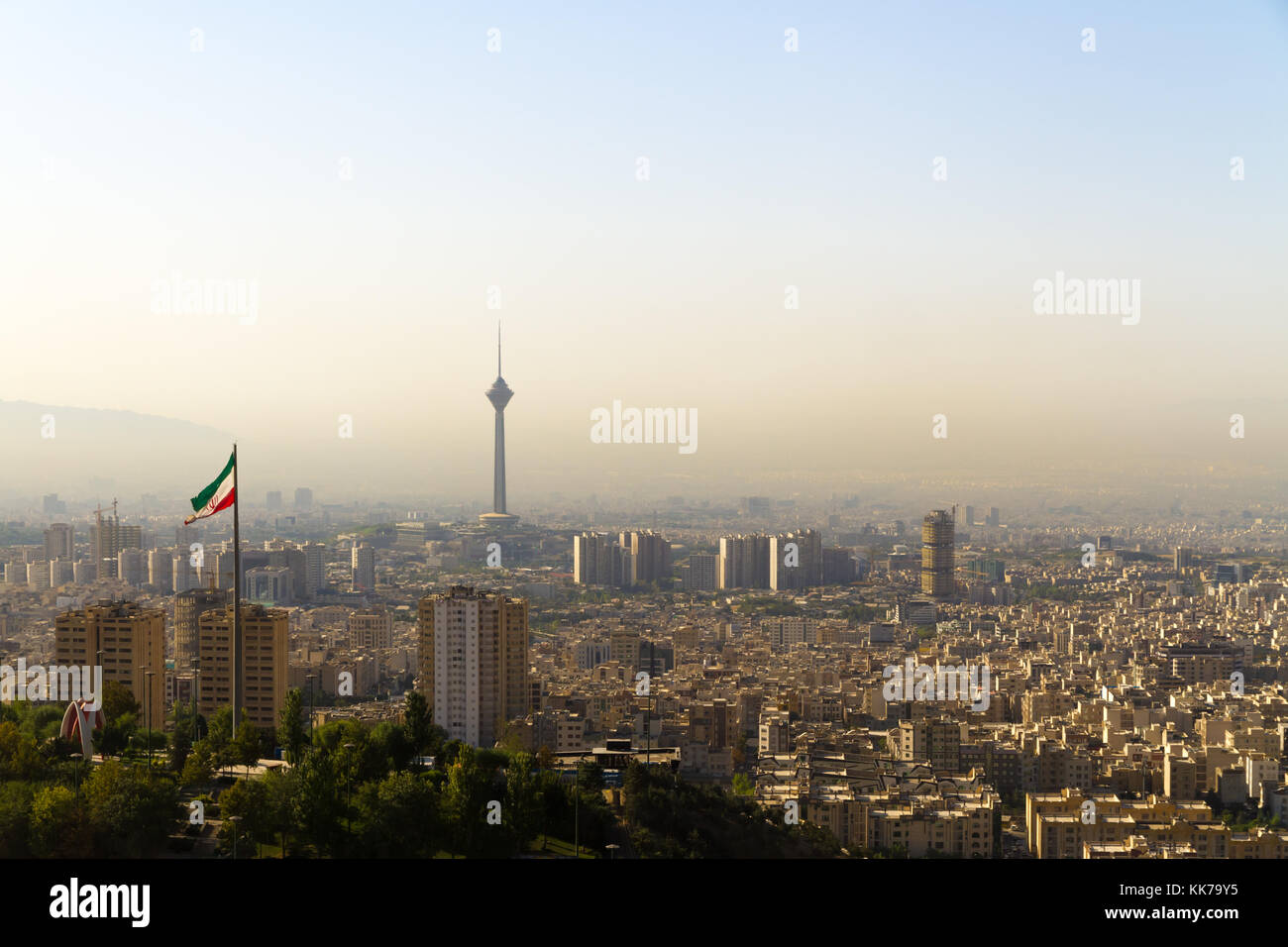 Tehran skyline della città con la bandiera iraniana e Milad Tower (Borj-e landmark Milad, alta 435 m.). Foto Stock