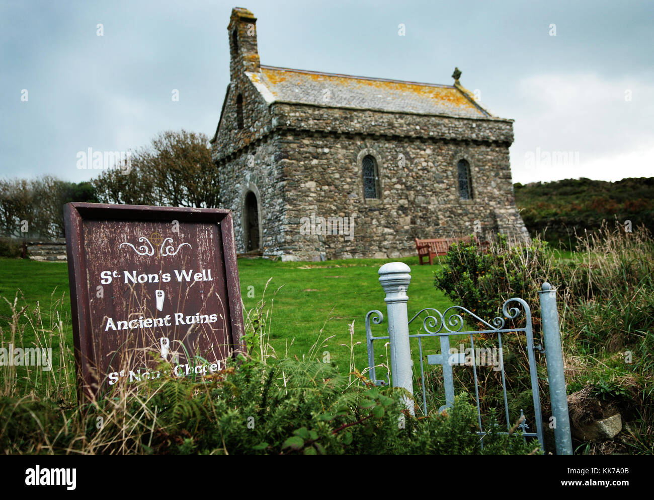 Galles, UK, Regno Unito Street e scene del villaggio con siti storici Foto Stock